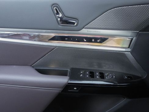 Certified 2025 BMW 740i image 31