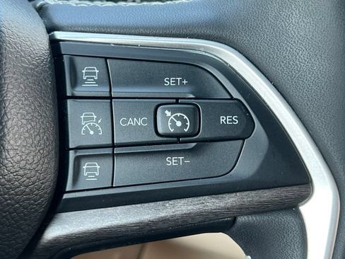 Used 2023 Jeep Grand Cherokee Limited w/ Luxury Tech Group II AWD/4WD image 23