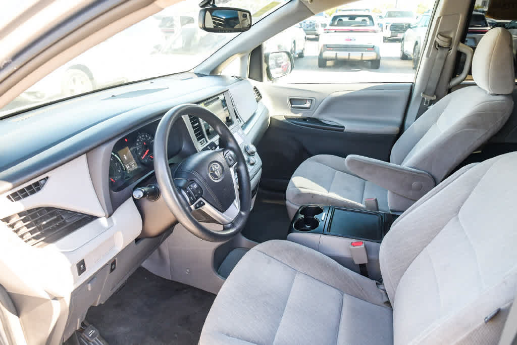 Used 2017 Toyota Sienna LE FWD image 16