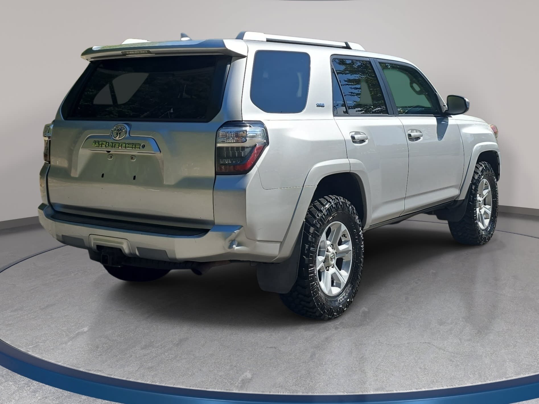 Used 2017 Toyota 4Runner SR5 AWD/4WD image 5