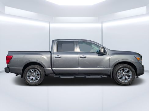 Used 2023 Nissan Titan SV w/ SV Convenience Package RWD image 2