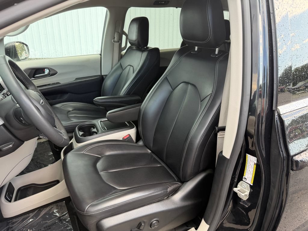 Used 2023 Chrysler Pacifica Touring-L FWD image 21