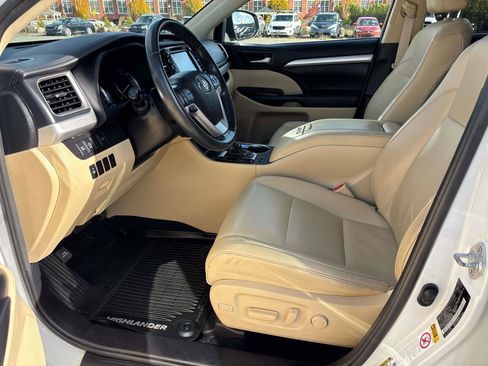 Used 2019 Toyota Highlander XLE image 11