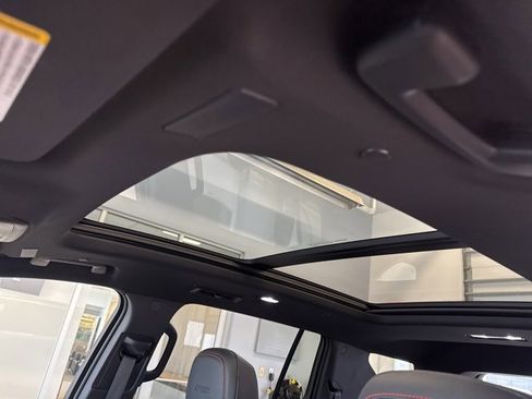 Used 2024 Chevrolet Traverse RS image 2