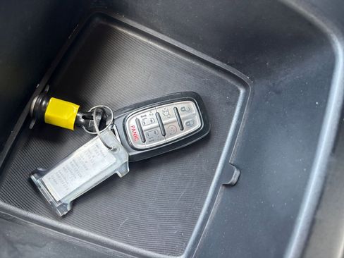 Used 2025 Chrysler Pacifica Select image 21