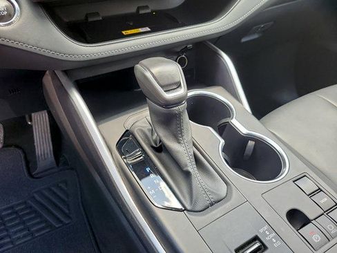 Used 2023 Toyota Highlander XLE FWD image 33