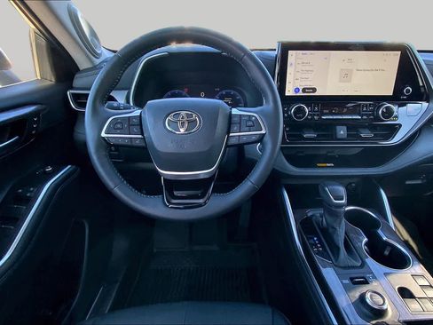 Used 2025 Toyota Highlander Limited AWD/4WD image 6