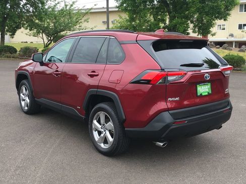 Used 2021 Toyota RAV4 XLE Premium AWD/4WD image 5