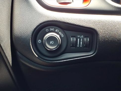 Used 2023 Jeep Renegade Trailhawk AWD/4WD image 18