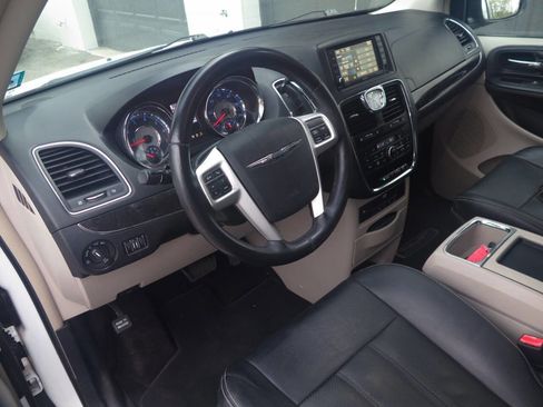 Used 2016 Chrysler Town & Country Touring-L FWD image 7