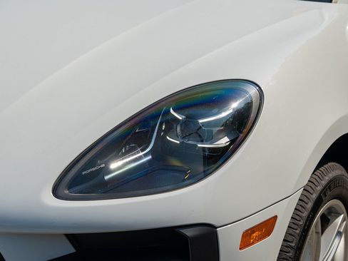 Certified 2021 Porsche Macan AWD/4WD image 16
