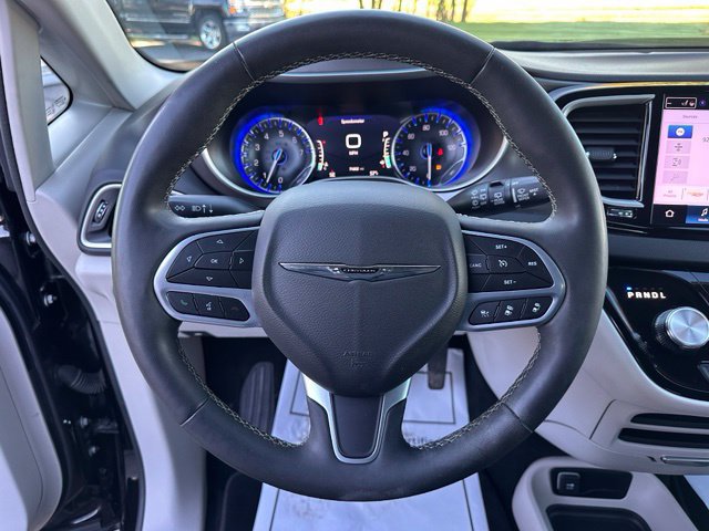 Used 2024 Chrysler Pacifica Touring-L FWD image 20