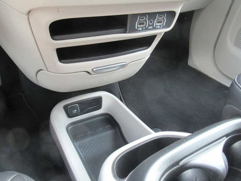 Used 2023 Chrysler Pacifica Touring-L image 36
