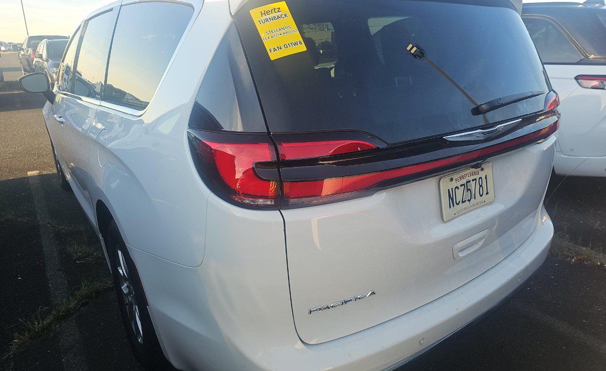Used 2026 Chrysler Pacifica Select FWD image 6