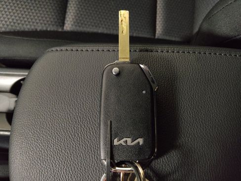 Used 2025 Kia Soul LX image 32