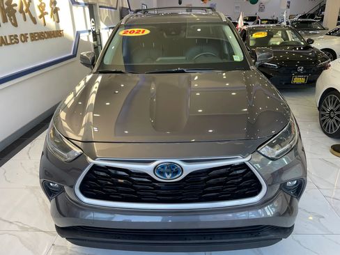 Used 2021 Toyota Highlander XLE AWD/4WD image 2