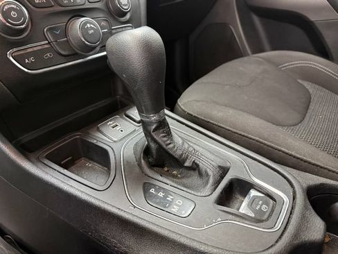 Used 2021 Jeep Cherokee Latitude FWD image 9
