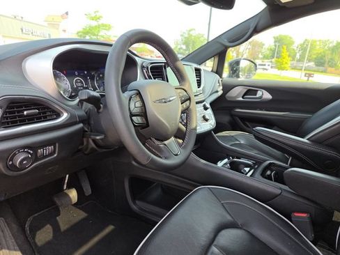 Used 2025 Chrysler Pacifica Limited FWD image 24
