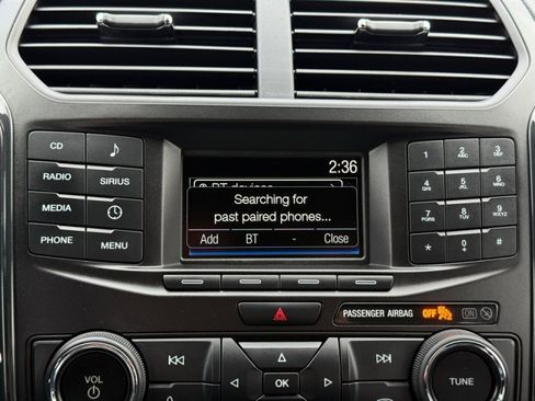 Used 2017 Ford Explorer XLT image 29