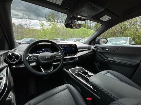 Used 2025 Chevrolet Equinox LT w/ Convenience Package II image 5