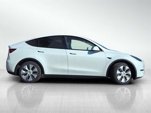 Used 2023 Tesla Model Y 2WD image 3