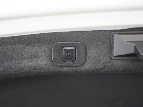 Used 2018 Lincoln Continental Select w/ Continental Climate Package FWD image 35