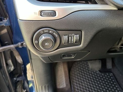 Used 2018 Jeep Cherokee Latitude Plus w/ Cold Weather Group AWD/4WD image 17