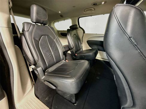 Used 2017 Chrysler Pacifica Touring-L FWD image 15