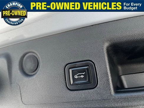 Used 2022 Chevrolet Equinox LT w/ Driver Convenience Package image 9