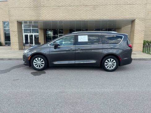 Used 2019 Chrysler Pacifica Touring-L FWD image 1