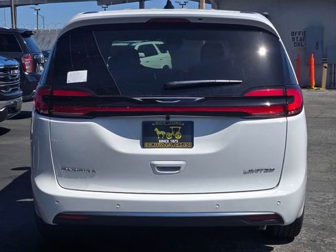 New 2027 Chrysler Pacifica Limited FWD image 5