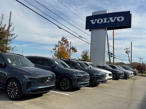 Used 2023 Volvo XC60 B5 Core image 11