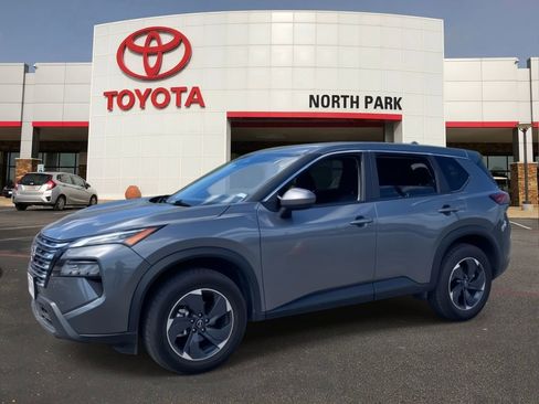 Used 2025 Nissan Rogue SV image 1