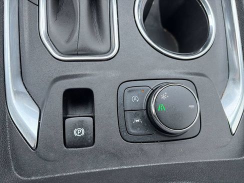 Used 2023 Chevrolet Traverse LT FWD image 23