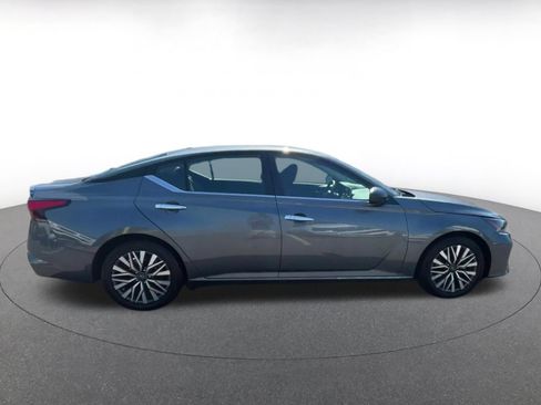 Used 2025 Nissan Altima 2.5 SV FWD image 15