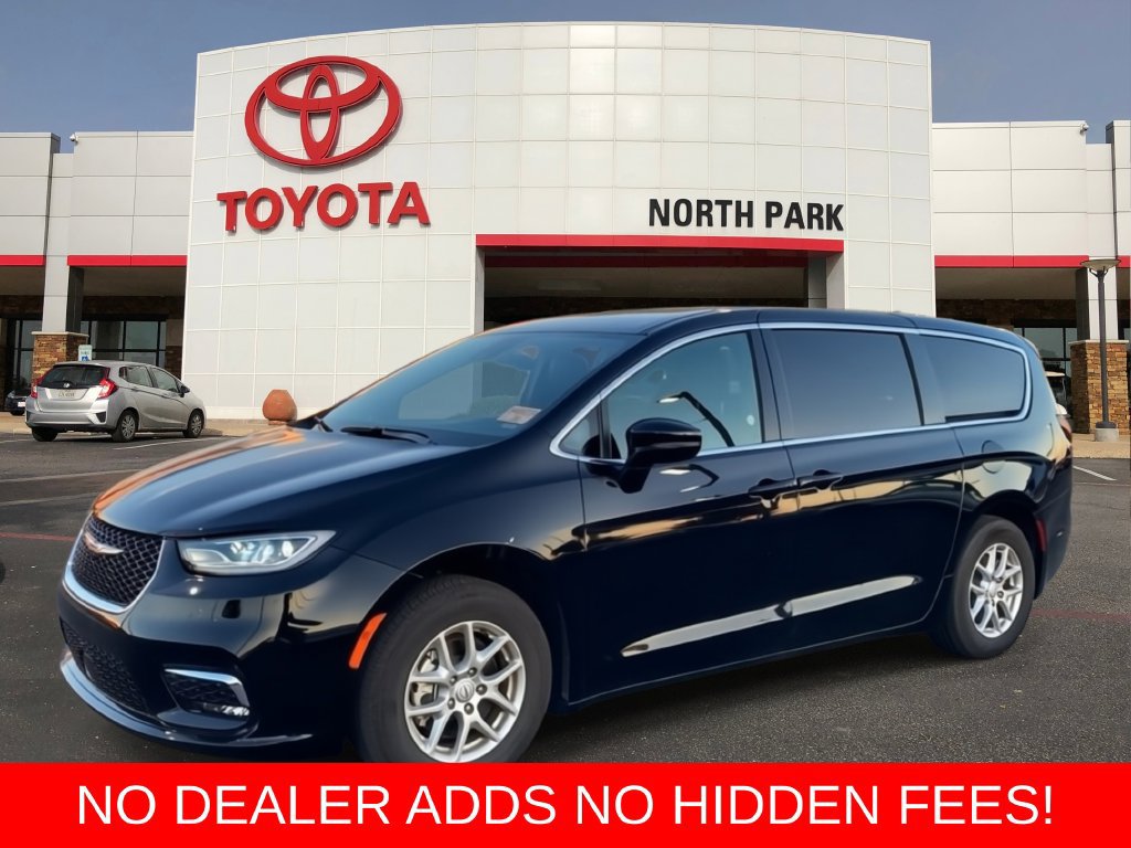 Used 2026 Chrysler Pacifica Select FWD image 1