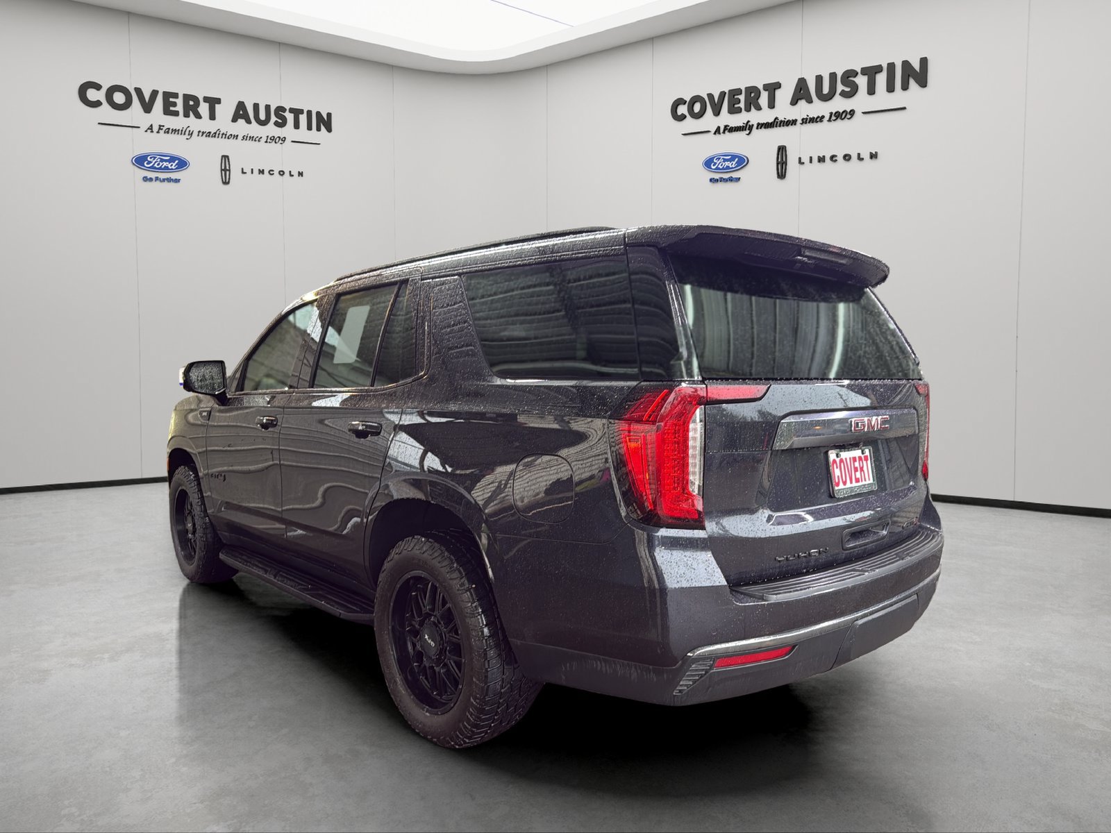 Used 2023 GMC Yukon AT4 w/ Technology Package AWD/4WD image 3