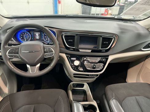 Used 2023 Chrysler Voyager LX image 10