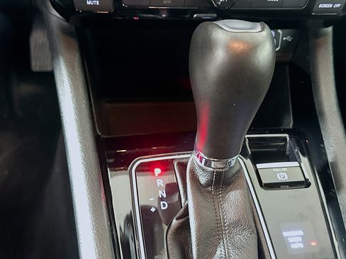 Used 2025 Jeep Compass Limited image 24