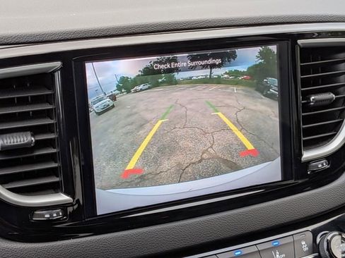 Used 2025 Chrysler Pacifica Select image 13