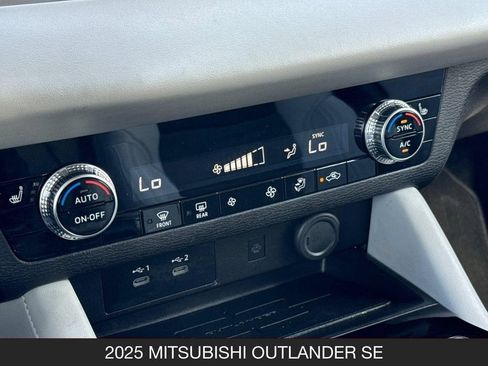 Used 2025 Mitsubishi Outlander SE FWD image 24