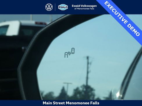 Certified 2025 Volkswagen Taos SE image 10