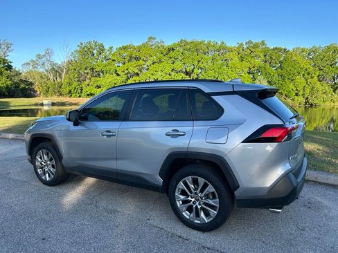 Used 2021 Toyota RAV4 XLE Premium image 3