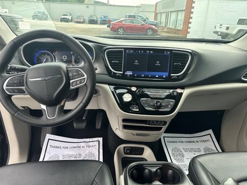 Used 2024 Chrysler Pacifica Touring-L FWD image 12