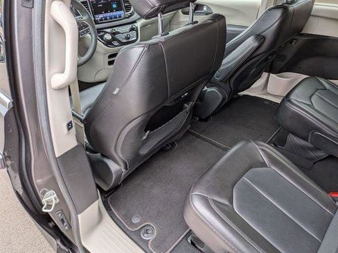 Certified 2023 Chrysler Pacifica Touring-L FWD image 24