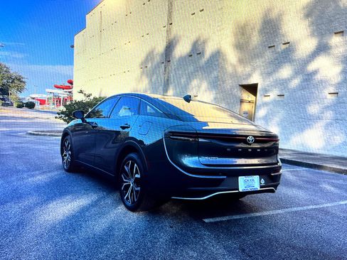 Used 2024 Toyota Crown XLE AWD (Natl) image 5