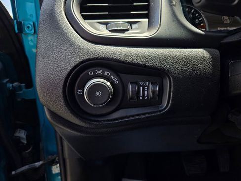 Used 2022 Jeep Renegade Latitude AWD/4WD image 14