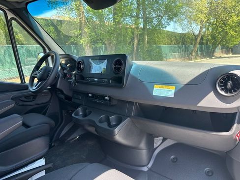 Used 2024 Mercedes-Benz Sprinter 3500 image 21