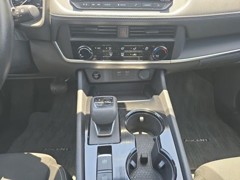 Used 2024 Nissan Rogue S FWD image 15