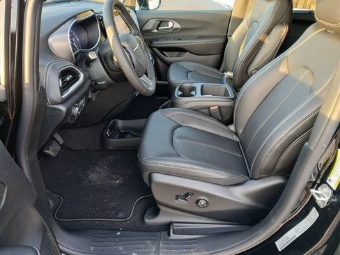 New 2026 Chrysler Pacifica Select image 12